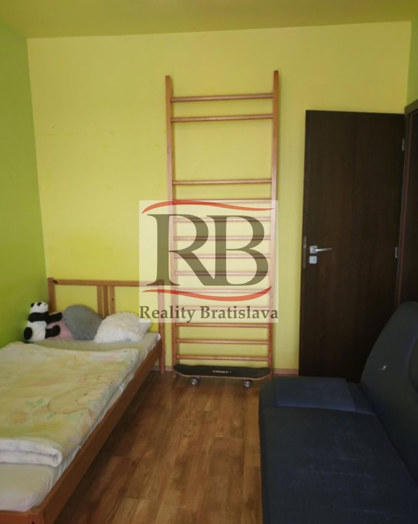 Na predaj slnečný 4 izbový byt na Lenardovej ulici v Petržalke
