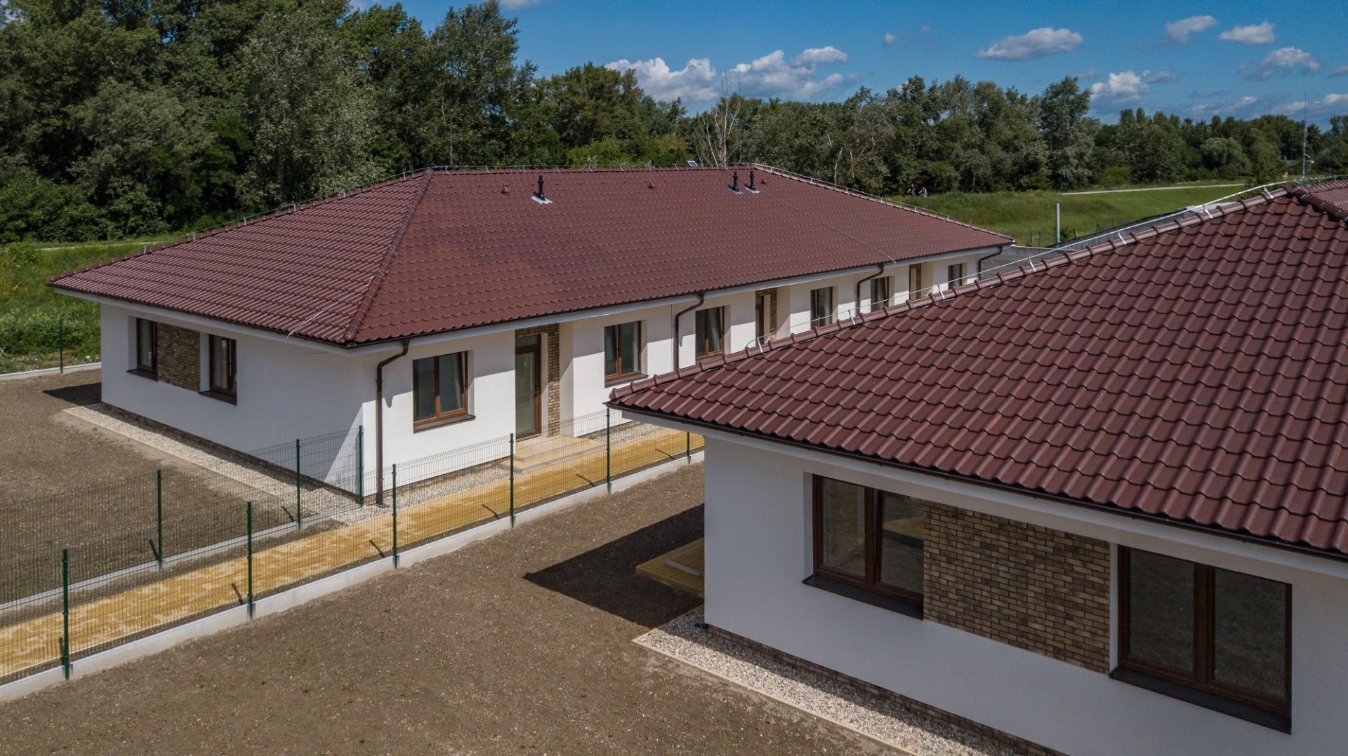 SKOLAUDOVANÉ  -   3 izbový rodinný dom, vlastné parkovanie, šatník, oplotenie a terasa v cene v obci Kalinkovo
