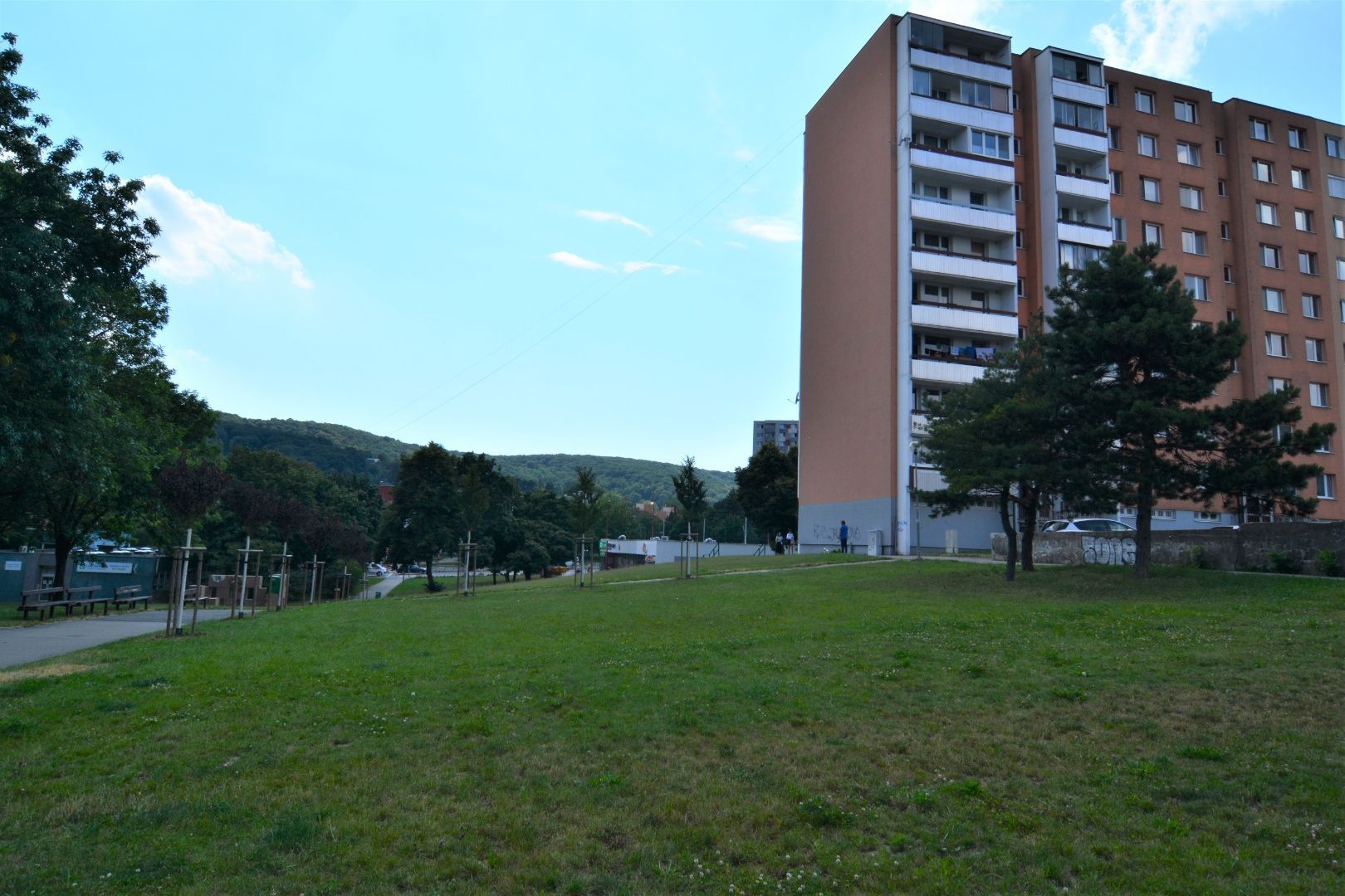 BOND REALITY – Slnečný 4 izbový byt s priestrannou loggiou v tichej lokalite Landauova ul., Dúbravka.