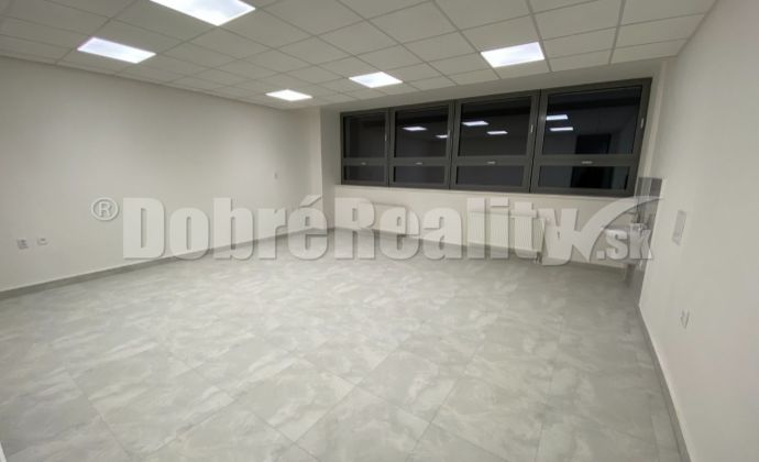 Na prenájom  pekný obchodný priestor o rozlohe 110 m2 v Rimavskej Sobote
