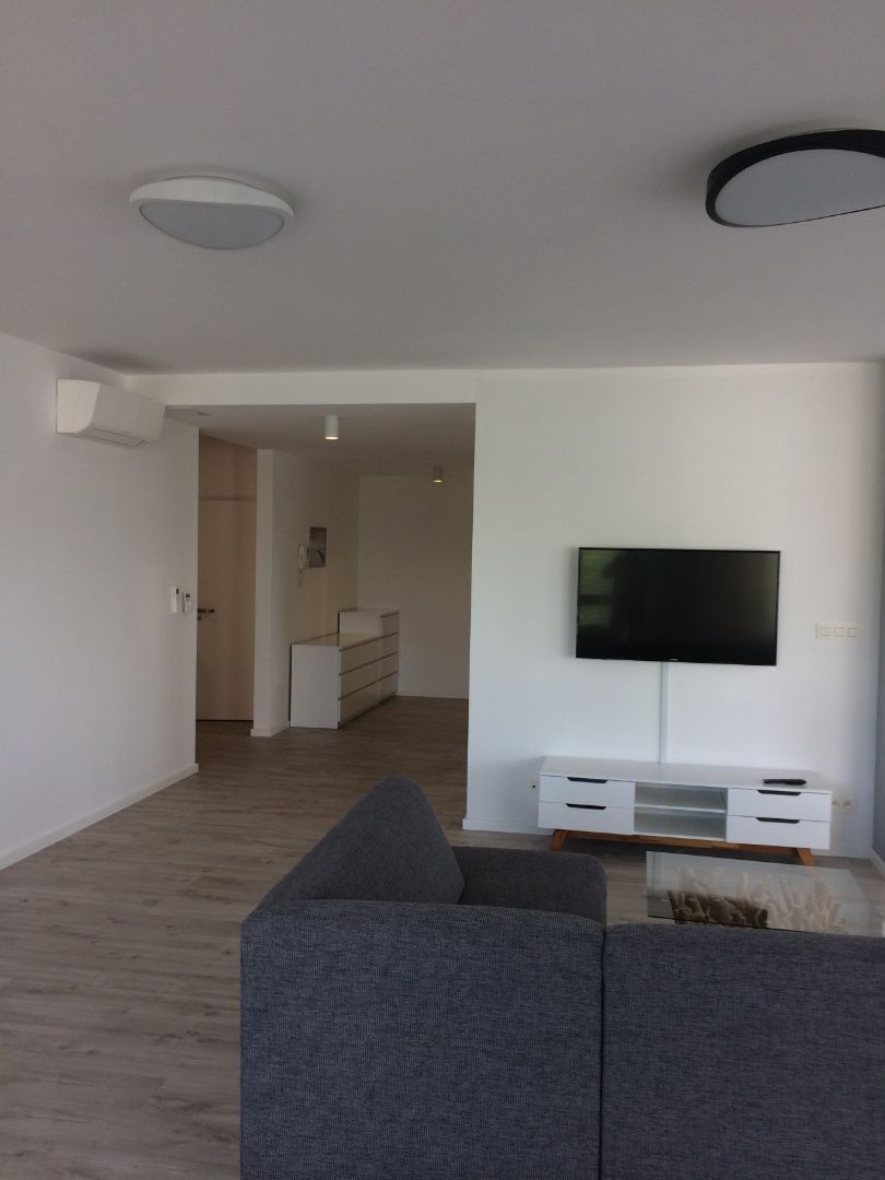 Ponúkame Vám na prenájom moderný, priestranný 4 izbový byt v lokalite Mestské vily Hriňovská.