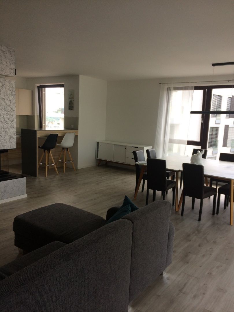 Ponúkame Vám na prenájom moderný, priestranný 4 izbový byt v lokalite Mestské vily Hriňovská.