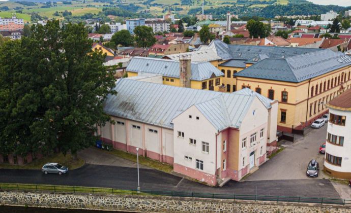 PRENÁJOM: Polyfunkčný objekt Sokolovňa, 1395 m2, Brezno