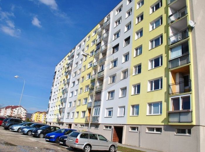 PREDANÉ - L. NOVOMESKÉHO, 1-i byt, 41 m2 – VEĽKÁ LOGGIA, zelené prostredie, ZATEPLENÝ BYTOVÝ DOM