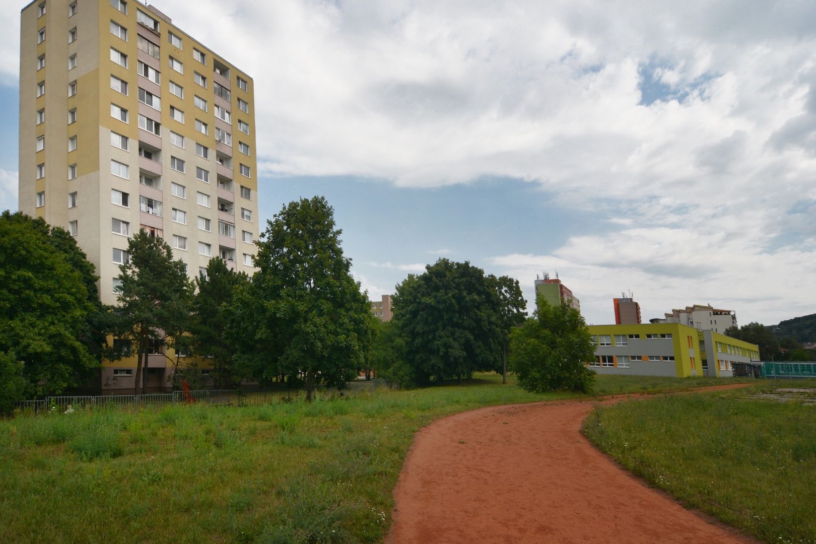 PREDAJ - 3 IZBOVÉHO BYTU S KRÁSNYMI  ZELENÝMI VÝHĽADMI VO VYHĽADÁVANEJ LOKALITE, OŽVOLDÍKOVÁ ul., Dúbravka, Bratislava IV.