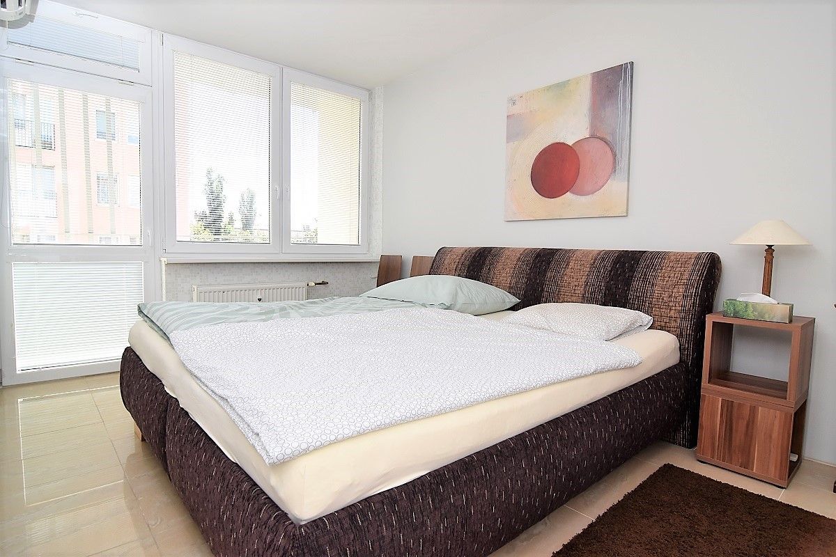 BOND REALITY - Slnečný 2,5 izbový byt situovaný na ul. J.C.Hronského s balkónom a lodžiou