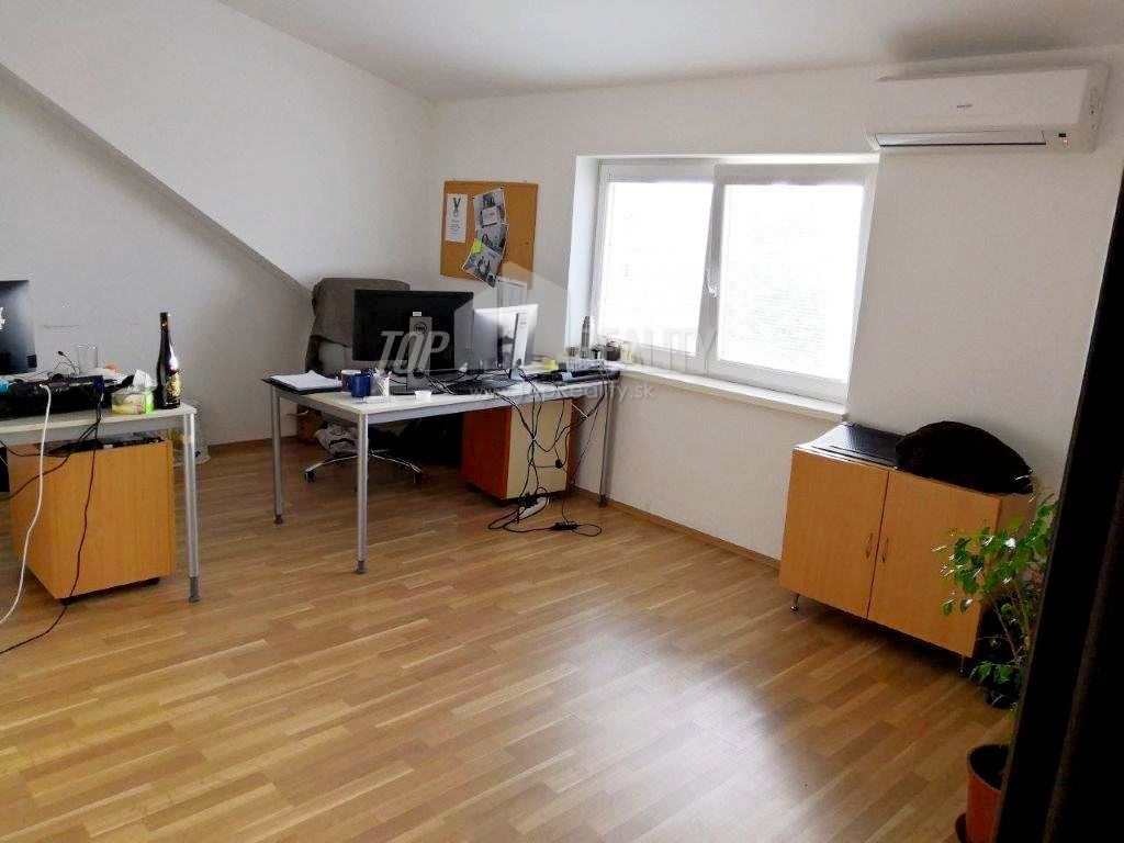 3-izbový byt-Prenájom-Bratislava - mestská časť Nové Mesto-780.00 €