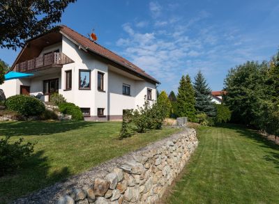 Predané - ARETÉ REAL - EXKLUZÍVNY PREDAJ PRIESTRANNÉHO 6-IZBOVÉHO RODINNÉHO DOMU S ROZĽAHLÝM 931 m2 POZEMKOM V OBCI LIMBACH, MALOKARPATSKÁ /3D virtuálna prehliadka/
