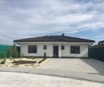 Skolaudovaná novostavba 4i tehlového bungalovu s pozemkom 656 m2, holodom, Trenčianska Turná