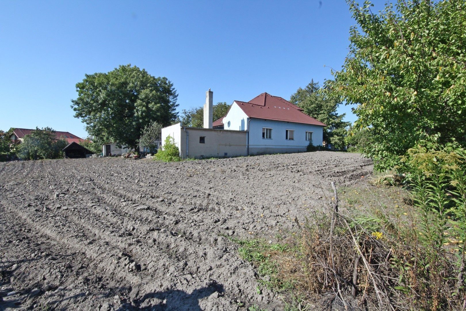 Rodinný dom Jablonové, tichá lokalita a veľký pozemok.