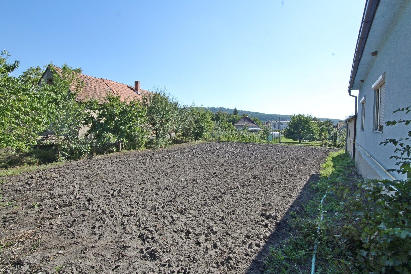 Rodinný dom Jablonové, tichá lokalita a veľký pozemok.