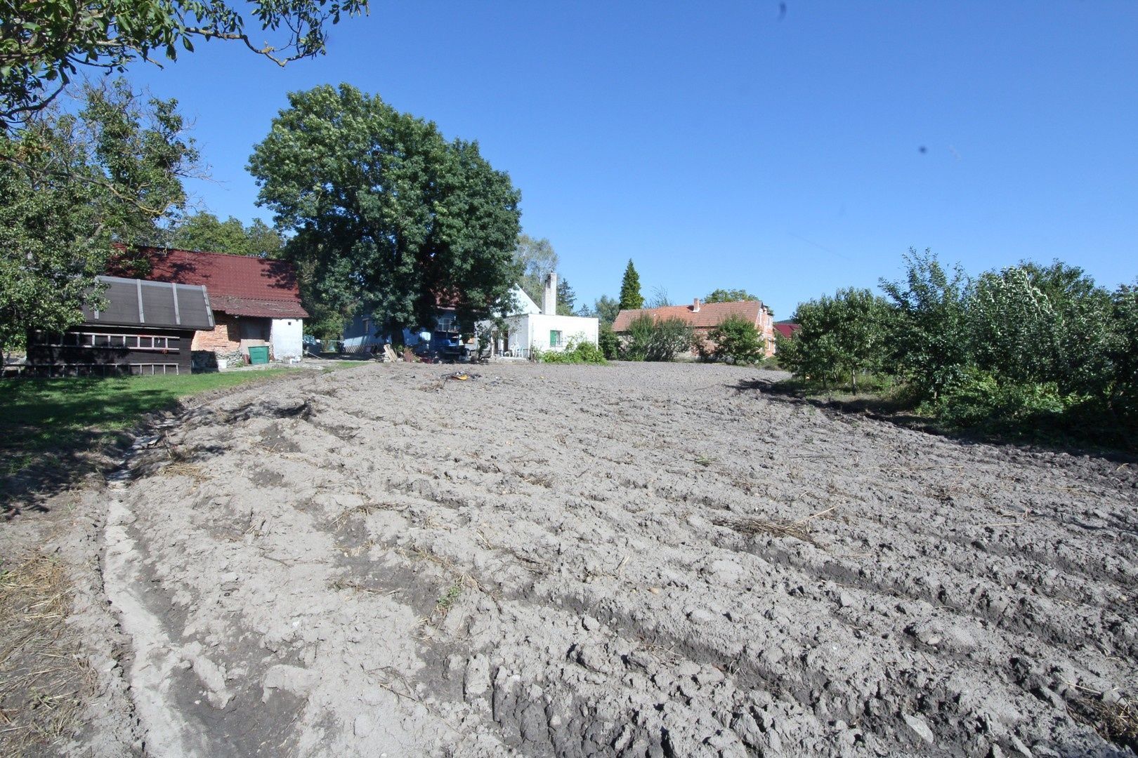 Rodinný dom Jablonové, tichá lokalita a veľký pozemok.