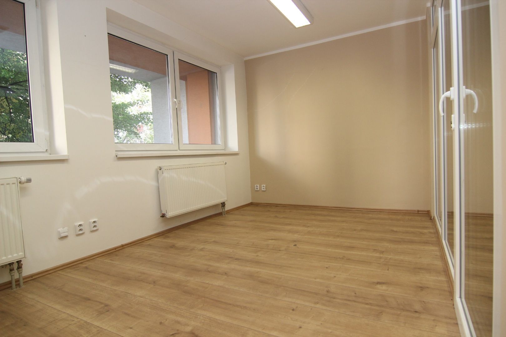 Predaj pekných kancelárskych priestorov v novostavbe s vlastnou terasou vo výbornej lokalite, Komárnická ul.