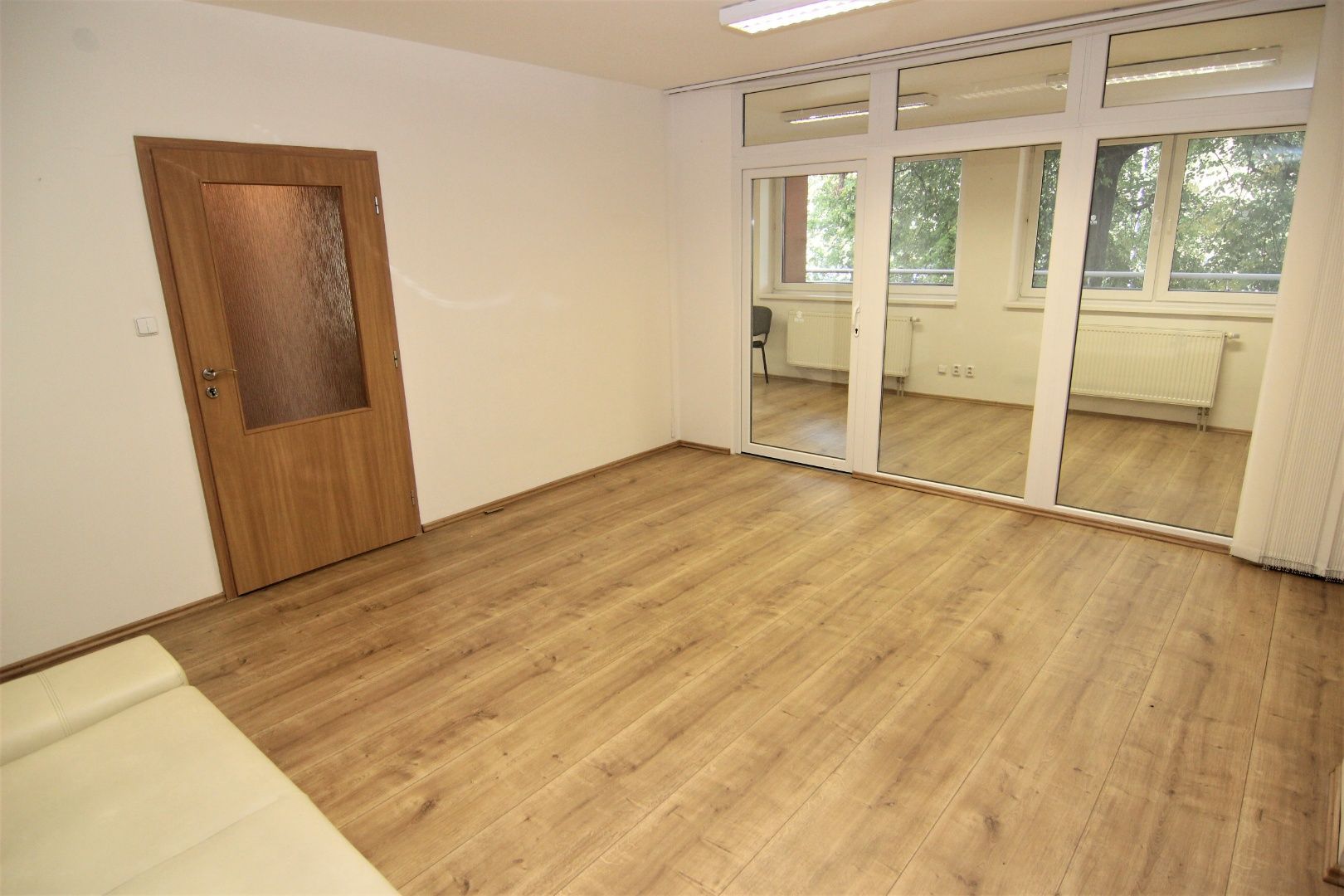 Predaj pekných kancelárskych priestorov v novostavbe s vlastnou terasou vo výbornej lokalite, Komárnická ul.
