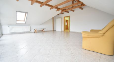 3 - izbový priestranný slnečný byt  100 m2 v tichej časti obce - prenájom Rajka
