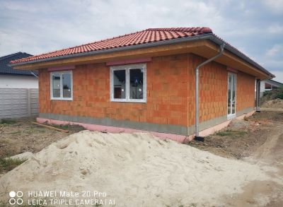 Teritoriálne 4-izbové rodinné domy s prekrytými terasami s americkým šatníkom na pozemkoch 676m2