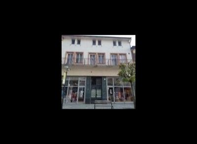 REZERVOVANÉ Ponúkame na predaj historickú polyfunkčnú budovu v centre Trenčianskych Teplíc.
