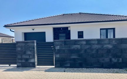Novostavba kvalitného 4 izbového samostaného bungalovu s garážou vo vysokom štandarde v v obci Hviezdoslavov.PREDANÉ!