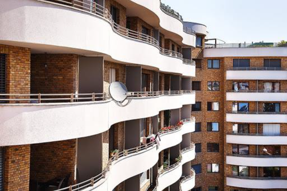 Prenájom 4 izbového bytu s bazénom v bytovom dome Gaudí na Bazovej ul. voľný od 1.09.2020.