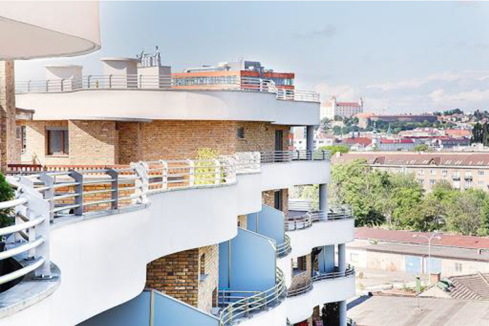 Prenájom 4 izbového bytu s bazénom v bytovom dome Gaudí na Bazovej ul.