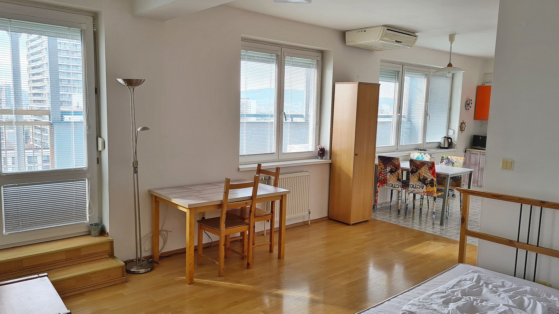 Priestranný jednoizbový byt s terasou - Ďatelinova - Ružinov