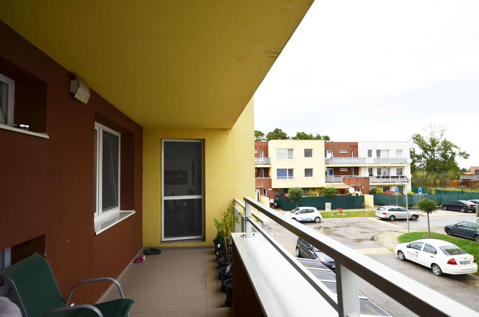 Priestranný 4 izbový byt v novostavbe s terasou a vlastným parkovaním v tichej lokalite Rovinky, Agátová ul.