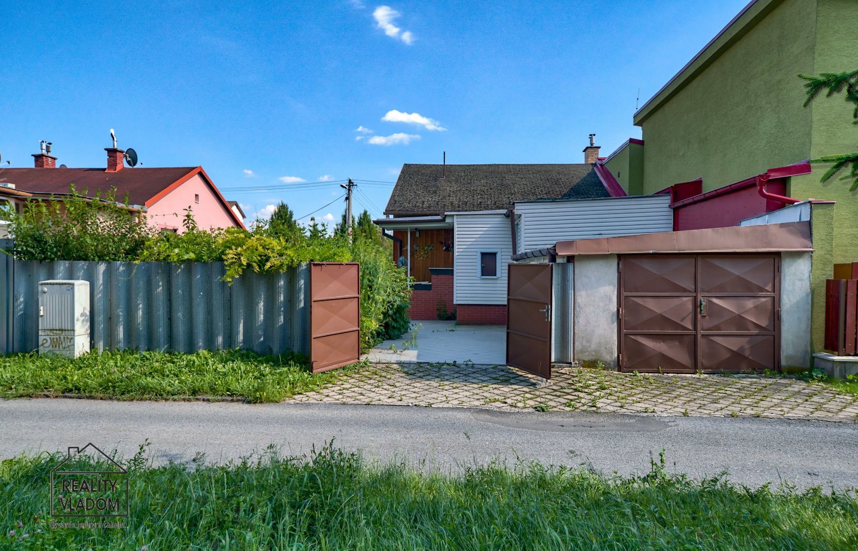 ZNÍŽENÁ CENA - dom s garážou v širšom centre Prešova na predaj.