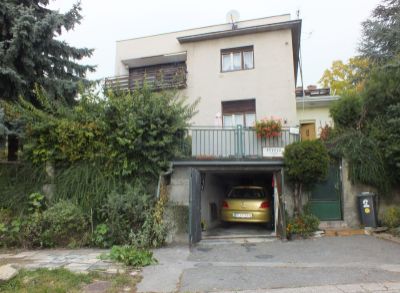 Classic Real ponúka na predaj mestskú vilu na Révovej ul, Bratislava- Staré mesto, v pôvodnom stave s veľkým potenciálom.