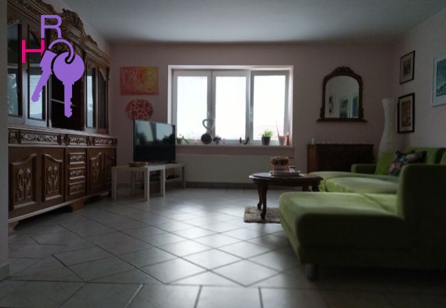 Na predaj 5 izbový rodinný dom s dvoma bazénmi, saunou v tichej časti mesta Modra.