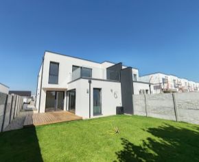 Posledný  voľný! 3 izbový byt  na poschodí s terasou a s vlastným parkovacím miestom v 4 bytovke Nadine -  Košúty