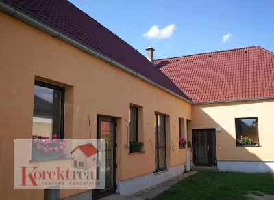 RD v centre so zast. ploch. 400m2 a s pozemkom 2300 m2 v obci Most pri Bratislave.