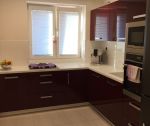2 izbový zrekonštruovaný a zariadený byt 66 m2 + presklená lodžia 5 m2 + 3x pivnica 10 m2, Trenčín, Inovecká ul. / lokalita Soblahovská