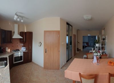 Areté real- Ponúkame Vám na predaj RD v centre Slovenského Grobu s veľkou 12-árovou záhradou.