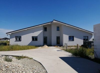 Veľký 4-izbový dvoj-bungalov so samostatným pozemkom