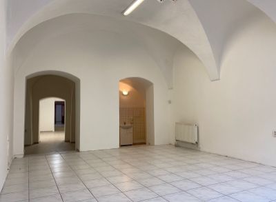 ARETÉ REAL - PRENÁJOM 90 m2 OBCHODNÉHO PRIESTORU V PRIAMOM CENTRE MESTA, PEZINOK, HOLUBYHO (Províziu RK neplatíte!)