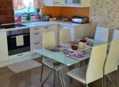 Na predaj veľmi krásny a udržiavaný 5 izbový rodinný domček v Maďarskej obci Rajka 24 km od Bratislavy. Časť Stará Rajka.