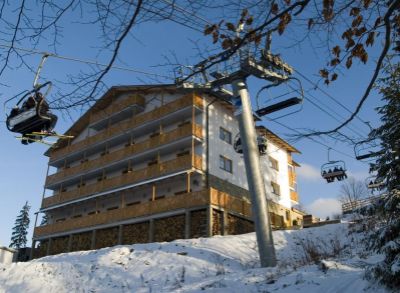 Ponúkame Vám na predaj apartmán v chate Čučoriedka priamo na zjazdovke. V krásnej lokalite Veľká rača