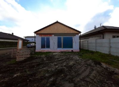 Rodinný 3-izbový dom osadený na peknom pozemku s oplotením v štandarde