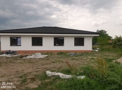 Krásny 4-izbový dvoj-bungalov s oplotením a parkovacími miestami