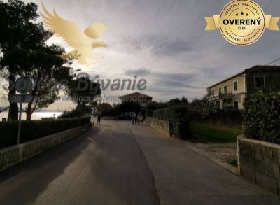 DOM KAŠTELA V PRVOM RADE OD MORA,CHORVATSKO