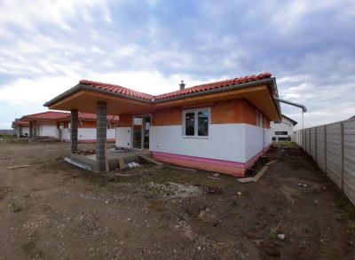 Teritoriálny 4-izbový rodinný dom s prekrytou terasou a americkým šatníkom na pozemku 676m2