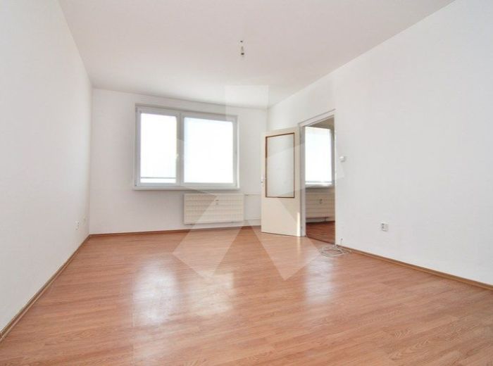 PREDANÉ - KOMENSKÉHO, 3-i byt, 66 m2 - pôvodný stav s úpravami, plastové okná, NERUŠENÉ VÝHĽADY DO OKOLIA, blízko centra