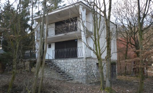 Murovaná chata, garáž, krb