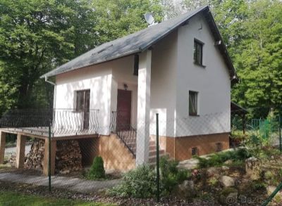 ARETÉ REAL - Predaj peknej chaty v lesnom prostredí obklopený krásnou prirodou,4 izby,pivnica, veľká terasa,garáž,práčovňa,altánok,prístrešok na 2 autá