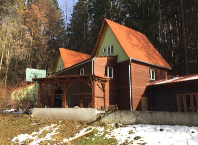 Exkluzívne len u nás. Výborná investičná príležitosť, chata v krásnom prostredí s priestorom pre spoločenské akcie.