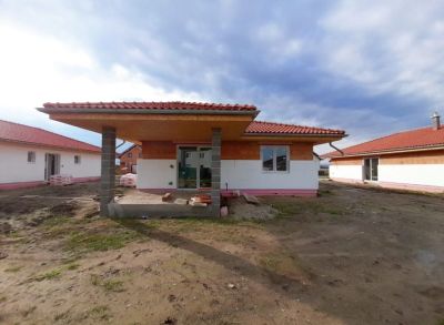 Teritoriálny 4-izbový rodinný dom s prekrytou terasou a americkým šatníkom na pozemku 676m2