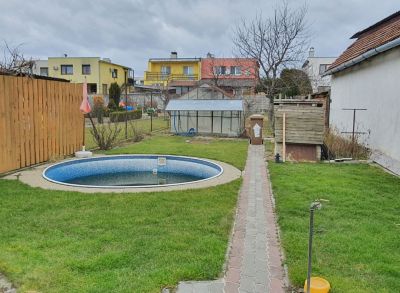Areté real- Pezinok_PREDAJ ROD.DOMU S VINICOU A BAZÉNOM- Myslenická ul.