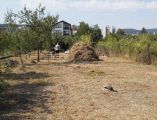 Na predaj perspektívny rovinatý pozemok v intraviláne v blízkosti rodinných domov - Rača, 600m2