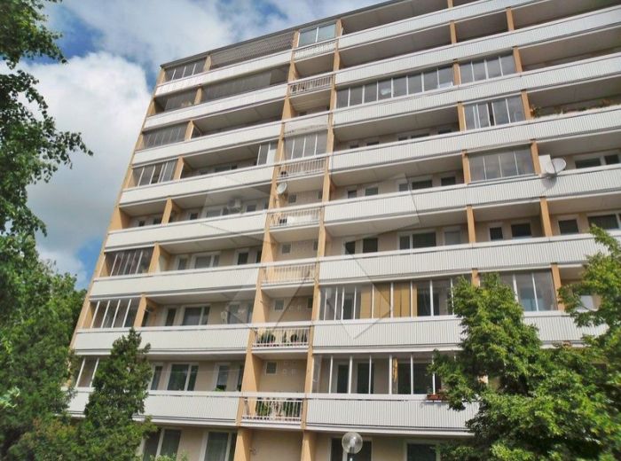 PREDANÉ - GABČÍKOVA, 3-i byt, 62 m2 - byt a dom po rekonštrukcii, VÝBORNÁ SLNEČNÁ DISPOZÍCIA, s veľkou loggiou, NÍZKE NÁKLADY