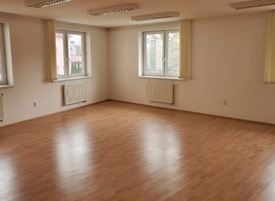Na prenájom obchodné, kancelárske priestory i salóny v Nemšovej